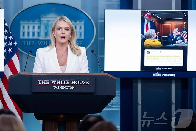 캐롤라인 레빗 백악관 대변인이 26일(현지시간) 워싱턴DC 백악관에서 열린 정례브리핑에서 지난 21일(미 동부 기준) 이뤄진 이란 핵시설에 대한 미국의 공습 성과를 강조하고 있다. 2025.06.26 ⓒ AFP=뉴스1 ⓒ News1 류정민 특파원