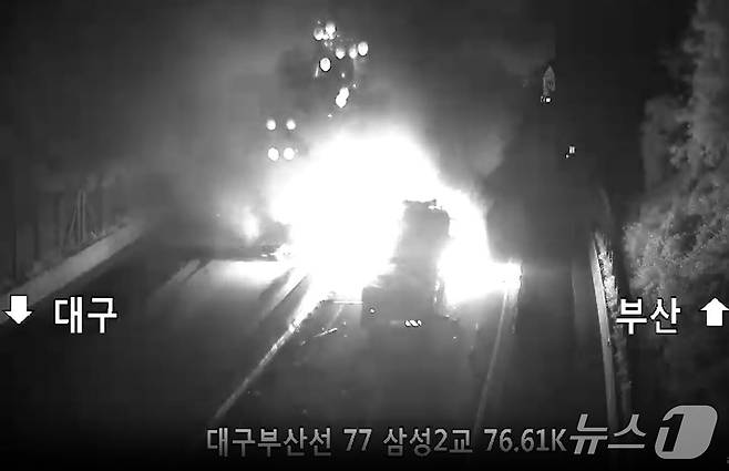 26일 오후 10시4분쯤 경북 경산 남천면 남천터널 부근에서 부산 방향으로 달리던 25t 화물차가 앞서가던 8t 화물차를 추돌해 차량 2대가 전소됐다. (경북소방본부 제공. 재판매 및 DB 금지) 2025.6.26/뉴스1