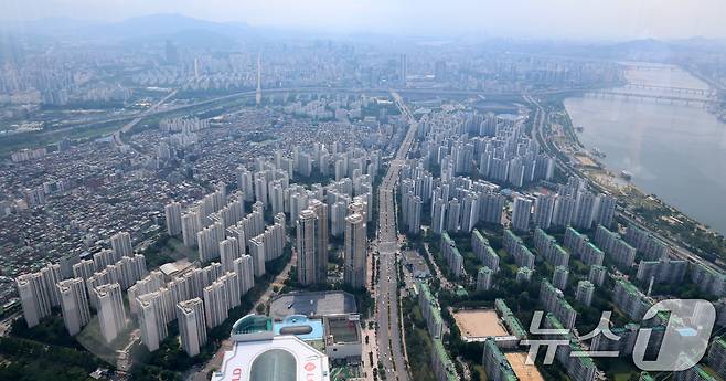 19일 송파구 서울스카이전망대에서 바라본 서울시내 아파트단지 모습. 2025.6.19/뉴스1 ⓒ News1 박세연 기자