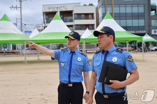 해수욕장 개장 대비 안전점검 중인 이우수 속초해경서장.(속초해경 제공, 재판매 및 DB 금지) 2025.6.27/뉴스1