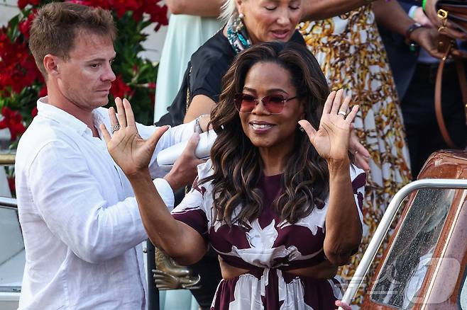 26일(현지시간) 오프라 윈프리가 제프 베이조스의 결혼식에 참석하기 위해 이탈리아 베네치아를 찾았다. 25.06.26 ⓒ 로이터=뉴스1 ⓒ News1 김예슬 기자