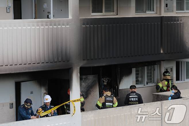 소방대원 및 과학수사대가 아파트 화재 현장을 확인하고 있다. (사진은 기사 내용과 무관함)/뉴스1 ⓒ News1 박정호 기자