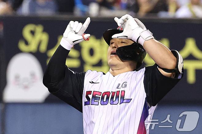 27일 오후 서울 잠실야구장에서 열린 프로야구 '2025 신한 SOL뱅크 KBO 리그' KIA와 LG의 경기 6회말 LG 공격 2사 1, 3루 상황에서 박동원이 홈런을 친 후 세리머니를 하고 있다. 2025.6.27/뉴스1 ⓒ News1 신웅수 기자