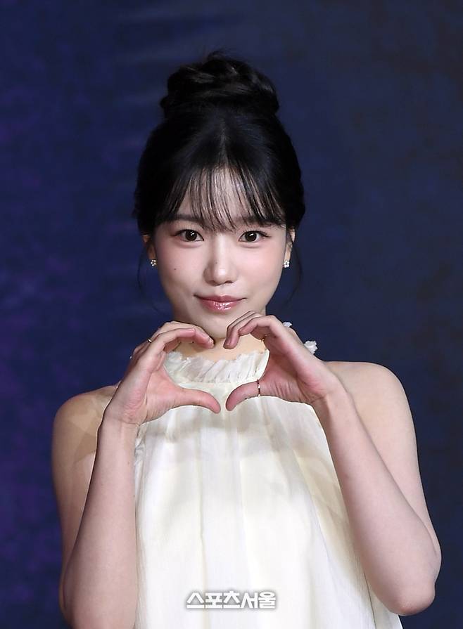 배우 조유리가 9일 오전 서울 용산구 서울드래곤시티에서 열린 넷플릭스 시리즈 ‘오징어 게임’ 시즌3 제작발표회에서 취재진을 향해 포즈를 취하고 있다. 2025. 6. 9.  박진업 기자 upandup@sportsseoul.com