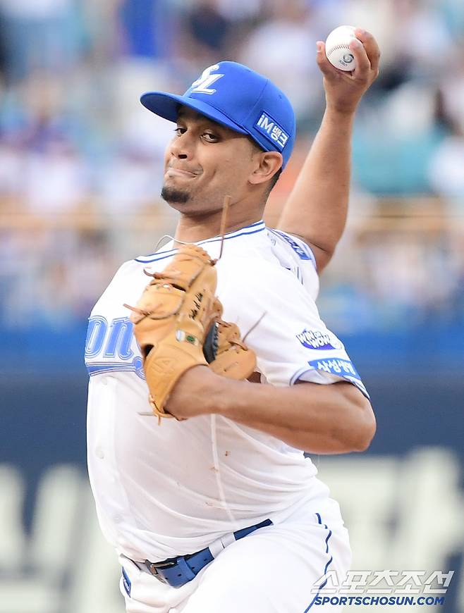 힘차게 투구하는 삼성 가라비토.