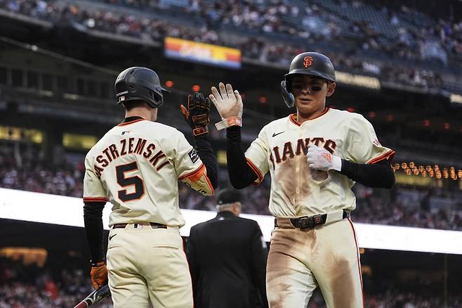 San Francisco Giants' Jung Hoo Lee, right, is congratulated by Mike Yastrzemski after scoring against the Miami Marlins on Christian Koss' sacrifice fly during the fifth inning of a baseball game Wednesday, June 25, 2025, in San Francisco. (AP Photo/Godofredo A. Vasquez)
<저작권자(c) 연합뉴스, 무단 전재-재배포, AI 학습 및 활용 금지>