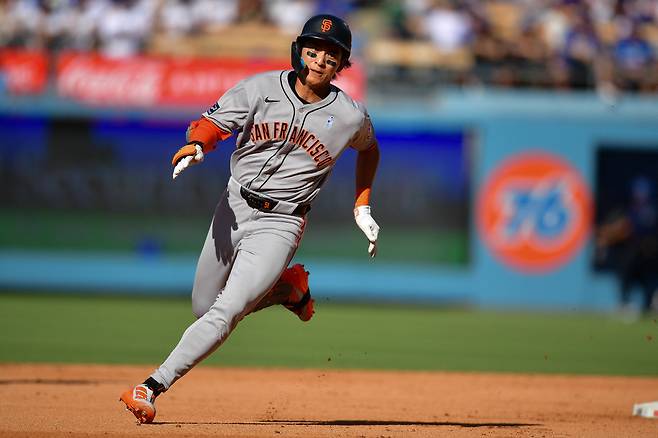 지난 16일(한국시각) 다저스전에서 4회초 2타점 3루타를 치고 전력질주하고 있는 이정후. Imagn Images연합뉴스