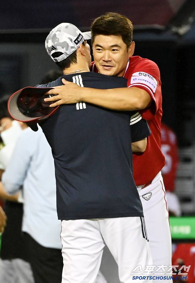 KBO리그 역대 최고령 100홀드 기록을 달성한 노경은이 두산 고효준의 축하를 받고 있다. 잠실=허상욱 기자