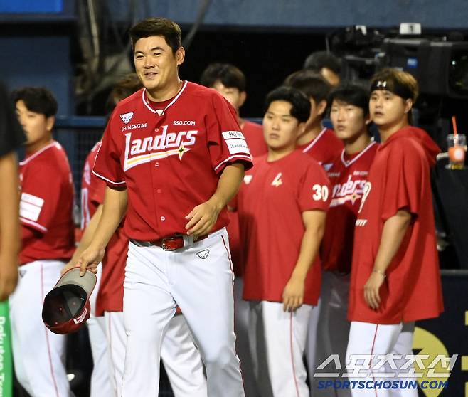 누군가의 등장에 환하게 웃는 노경은과 어리둥절한 후배 투수들