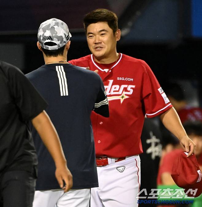 롯데에서도 함께, SSG에서도 함께 했던 '40대 형님' 고효준의 축하