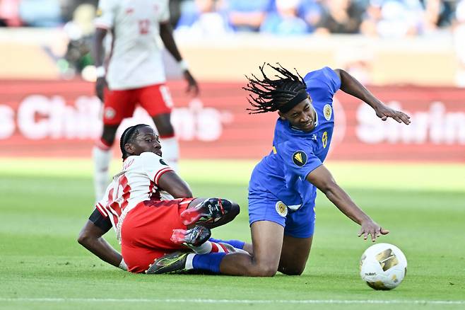 Jun 21, 2025; Houston, Texas, USA; Canada forward Jonathan David (10) challenges Curacao midfielder Livano Comenencia (8) in the first half during a group stage match of the 2025 Gold Cup at Shell Energy Stadium. Mandatory Credit: Maria Lysaker-Imagn Images<저작권자(c) 연합뉴스, 무단 전재-재배포, AI 학습 및 활용 금지>