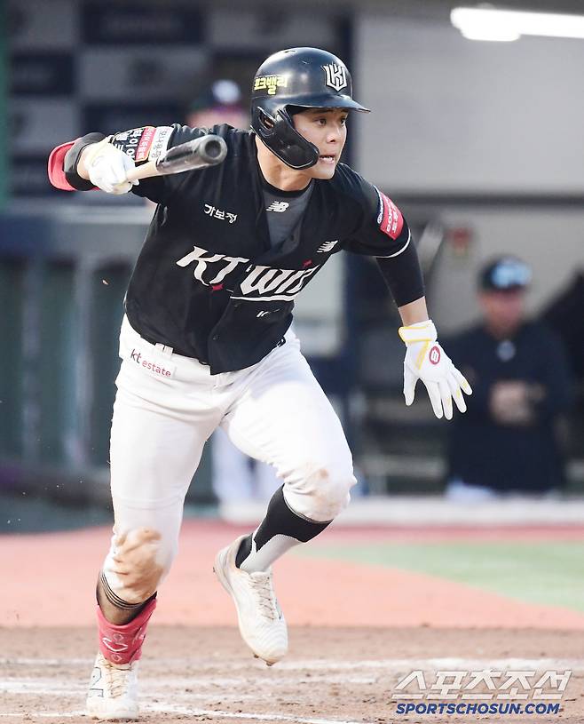 27일 부산 사직구장에서 열린 롯데와 KT의 경기. 3회 2사 1, 2루. 1타점 적시타 날리고 있는 권동진. 부산=송정헌 기자songs@sportschosun.com/2025.06.27/