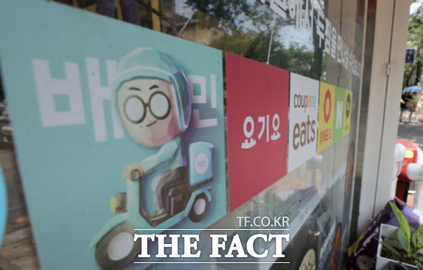 배달의민족이 급성장하는 쿠팡이츠를 견제하기 위해 대형 프랜차이즈를 대상으로 한 '단독 입점'을 추진하고 있다. /뉴시스