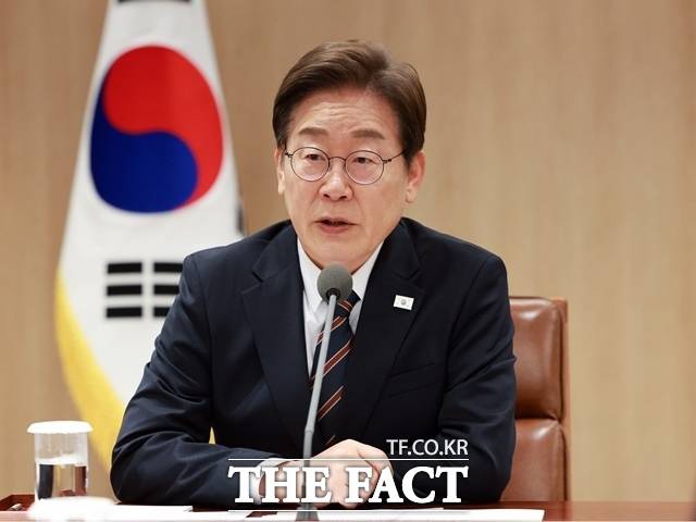 이재명 대통령이 외교부 장관 후보자에 '다자외교 전문가'를 지명하면서 실용외교 노선 강화라는 평가가 나온다. 학계의 반응은 한중 관계를 복원해야 한다는 목소리와 미국을 자극할 수 있다는 우려로 나뉜다. /뉴시스