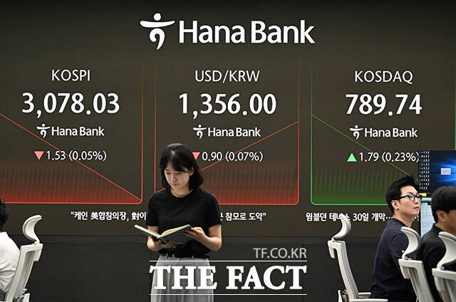 27일 오전 서울 중구 하나은행 딜링룸 전광판에 코스피, 코스닥, 원달러 환율 등 지수가 표시돼 있다. /박헌우 기자