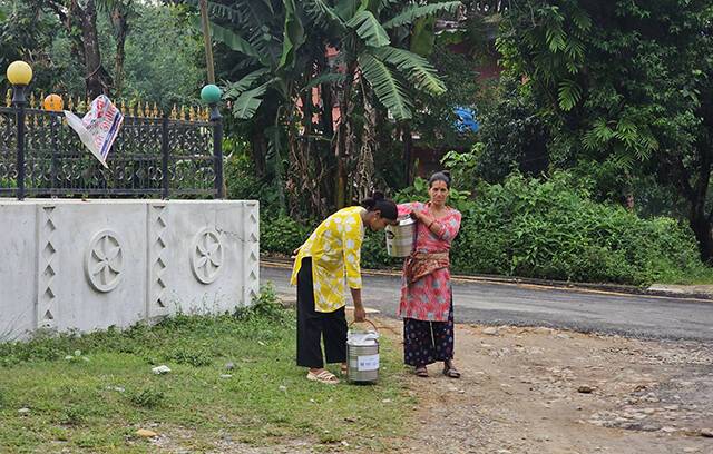 우유 집유소와 냉각탱크, 디지털 관리 시스템을 갖춘 '카말라이 여성낙농협동조합'에 우유통을 든 농민들이 모이고 있다./공동취재단