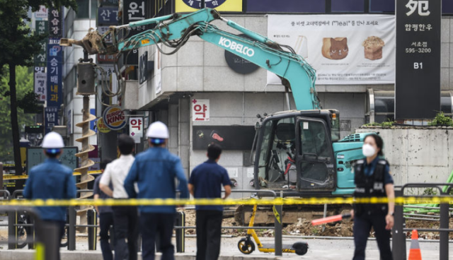 27일 서울 서초구 교대역 인근에서 포크레인 작업 중 도시가스 배관이 파손되면서 가스가 역사 내부로 유입되는 사고가 발생해 인근 도로가 통제되고 있다. /뉴시스