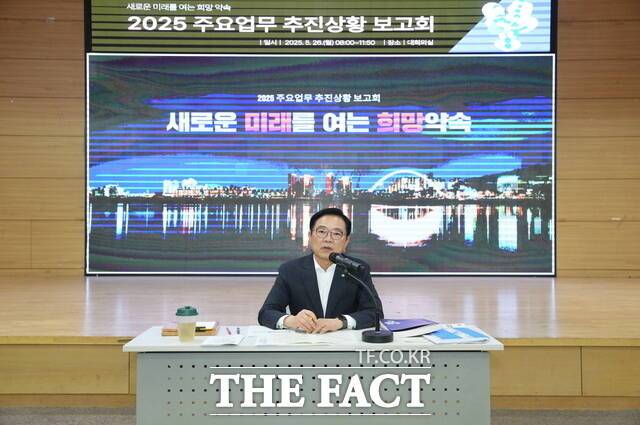 김석필 천안시장 권한대행 부시장이 지난 5월 26일 대회의실에서 '2025 주요업무 추진 상황 보고회'를 주재하고 있다. /천안시