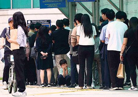 비자 인터뷰 예약 재개 소식에도 불안감은 여전하다. 상황이 달라지지 않을까 노심초사하며 매일 주한 미국대사관 앞은 분주하다.
