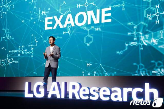 배경훈 LG AI연구원장이 2023년 7월 19일 서울 강서구 마곡 LG 사이언스파크에서 열린 'LG AI 토크 콘서트 2023'에서 엑사원을 발표하고 있다(사진=뉴스1)