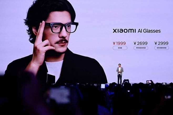 샤오미 AI 안경을 소개하고 있는 레이쥔. AFP연합뉴스.