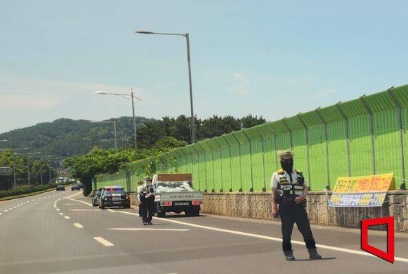 제주시의 한 도로에서 제주자치경찰단이 교통법규 위반 단속을 벌이고 있다.  박창원 기자