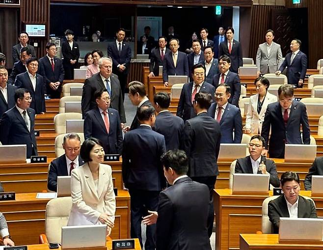 이재명 대통령이 26일 국회 본회의장에서 추가경정예산 시정연설을 마친 후 국민의힘 의원들과 인사하고 있다. 우원식 SNS