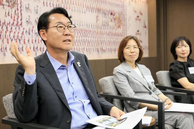 정명근 화성시장이 서부권역 학부모와 가진 간담회에서 시의 주요 교육정책을 설명하고 있다. 화성시 제공