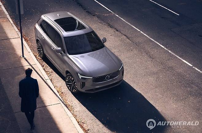볼보자동차코리아가 상품성을 개선한 플래그십 SUV 신형 'XC90'의 가격을 공개했다. 사전 예약을 받고 있는 신형 XC90은 오는 7월부터 본격 판매를 시작한다. (볼보자동차)
