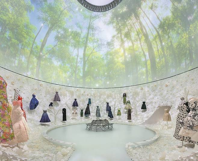 한국 전통 달항아리의 내부를 연상시키는 거대한 공간 속에 정원에서 아이디어를 얻은 작품을 모은 '디올 가든' 방. 한국 작가 김현주가 한지의 주원료 닥나무 섬유로 내부를 예술로 승화했다. ⓒKYUNGSUB SHIN /디올 제공