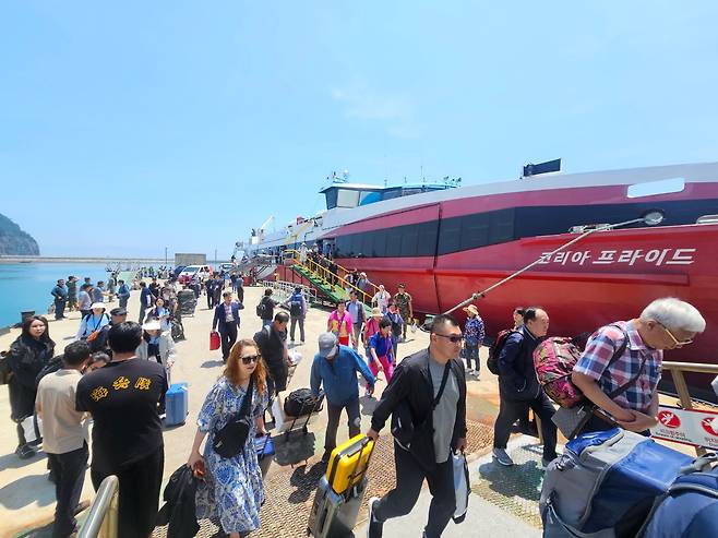 26일 오후 인천 옹진군 백령도 용기포 선착장. 백령도를 찾은 관광객들이 여객선에서 내리고 있다. 인천시가 올해 여객선 요금을 깎아주는 ‘인천 i 바다패스’를 도입한 이후 섬을 찾는 관광객이 증가하고 있다. /독자 제공