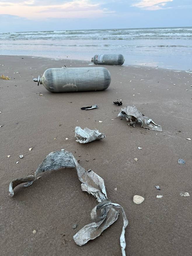 멕시코 북부 타마울리파스주 바드다드 해변에 떨어진 스페이스X 우주선 잔해. /엑스(X·옛 트위터)