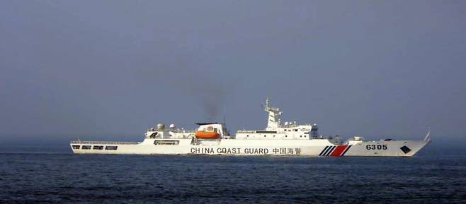 지난 2월 26일 한국 해양조사선 온누리호가 중국의 철제 구조물에 접근하자 출동한 중국 해경 함정 6305호. 중국은 함정 2척과 고무보트 3척을 동원해 온누리호의 항행을 방해했다. /해수부 유용원 의원실