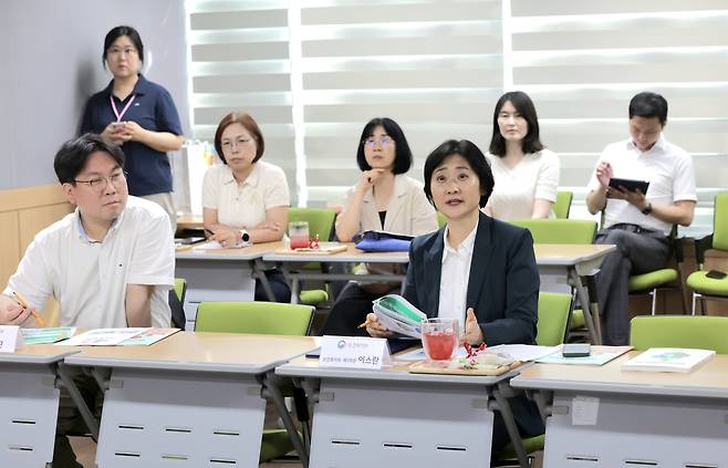 이스란 신임 보건복지부 1차관(앞줄 오른쪽)이 26일 서울 관악구 신림종합사회복지관에서 간담회를 하고 있다. /보건복지부