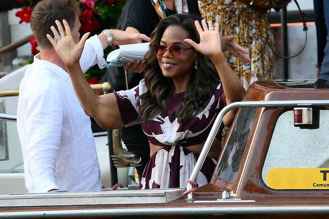 베이조스의 결혼식을 위해 베네치아에 도착한 오프라 윈프리. /AFP연합뉴스