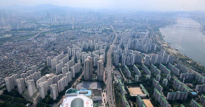 송파구 서울스카이전망대에서 바라본 서울시내 아파트단지 모습. /뉴스1