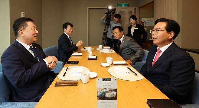 김병기 더불어민주당 원내대표(왼쪽)와 송언석 국민의힘 원내대표가 지난 26일 서울 여의도 한 식당에서 열린 양당 오찬 회동에서 대화하고 있다. ⓒ뉴시스