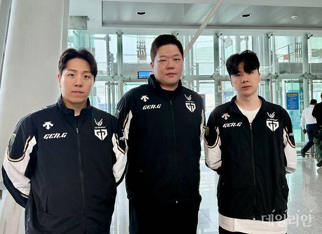 (왼쪽부터) '헬퍼' 권영재 젠지 코치, '킴' 김정수 젠지 감독, '린' 김다빈 젠지 코치가 27일 MSI 출전을 위해 인천국제공항 제1여객터미널을 방문했다. ⓒ데일리안 황지현 기자