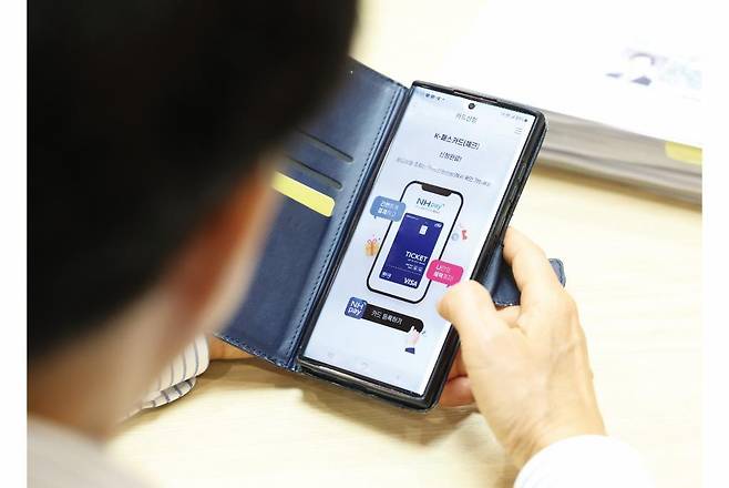 김동연 경기도지사가 핸드폰으로 The 경기패스 전용 카드를 신청하고 있다. 경기도 제공