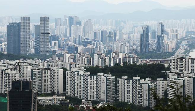 24일 서울 중구 남산에서 시내 아파트가 보이고 있다. 2025.6.24/뉴스1
