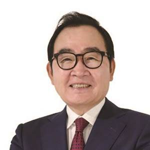 윤은기 한국협업발전포럼 회장 - 인하대 경영학 박사, 현 멘토지도자협의회 회장, 전 중앙공무원교육원 원장, 전 서울과학종합대학원 총장