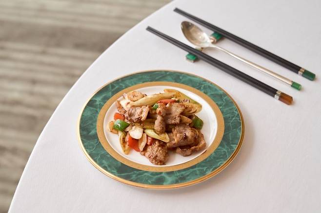 포시즌스 호텔 서울 '유유안' 마라 우화육 대파 볶음. 포시즌스 호텔 제공