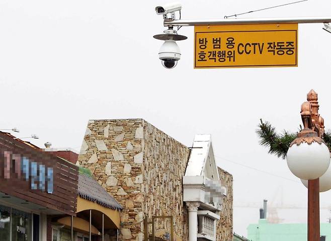 강릉 경포 일원에 설치된 호객행위 감시용 CCTV. 연합뉴스