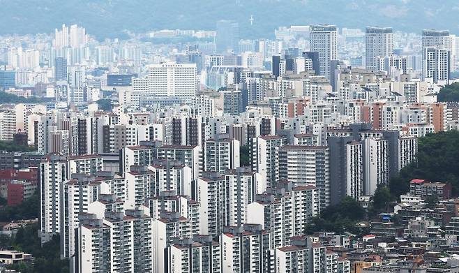 서울 중구 남산에서 내려다본 아파트 단지. 뉴스1