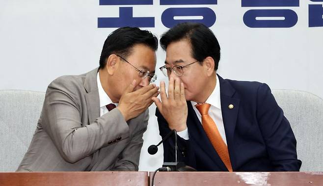 송언석 국민의힘 원내대표와 유상범 원내운영수석부대표가 27일 서울 여의도 국회에서 열린 원내대책회의에서 귓속말을 하고 있다. 사진=박범준 기자