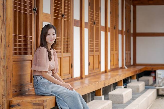 지난 17일 서울 종로구 은덕문화원에서 ‘담도암 명명백백 캠페인’ 홍보대사 활동에 대해 이야기를 나누기 위해 건강한겨레 취재진을 만난 김규리씨가 인터뷰에 앞서 사진을 촬영했다. 한국혈액암협회 제공