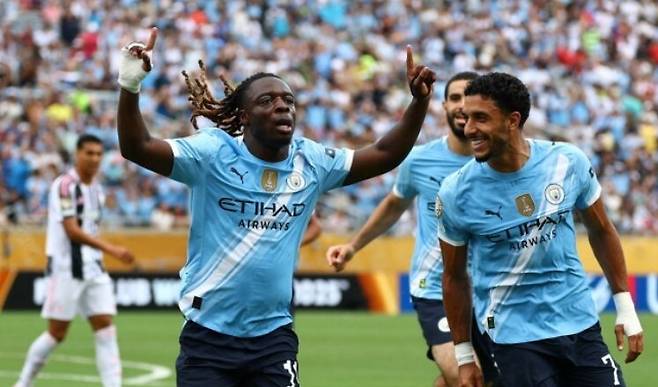 맨체스터 시티 제레미 도쿠(왼쪽)가 27일(한국시각) 미국 플로리다주 올랜도 캠핑 월드에서 열린 대회 조별리그 지(G)조 3차전에서 첫 골을 터뜨린 뒤 기뻐하고 있다. 올랜도/로이터 연합뉴스