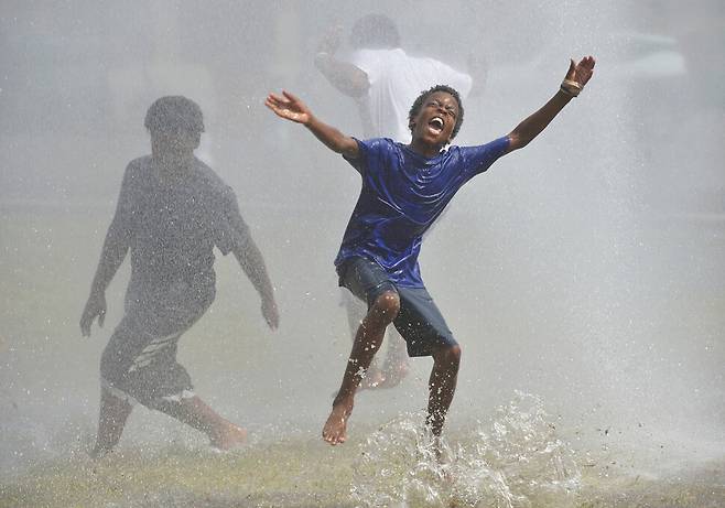 지난 24일(현지시각) 미국 미시간주 벤턴 하버 피트 미첼 시티 센터 파크에서 아이들이 물놀이하며 더위를 식히고 있다. 벤턴 하버/AP 연합뉴스