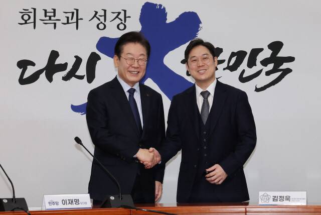 이재명 대통령이 더불어민주당 대표였던 지난 2월10일 오후 서울 여의도 국회 당대표회의실에 김정욱 대한변호사협회장을 만나고 있다. 신소영 기자 viator@hani.co.kr