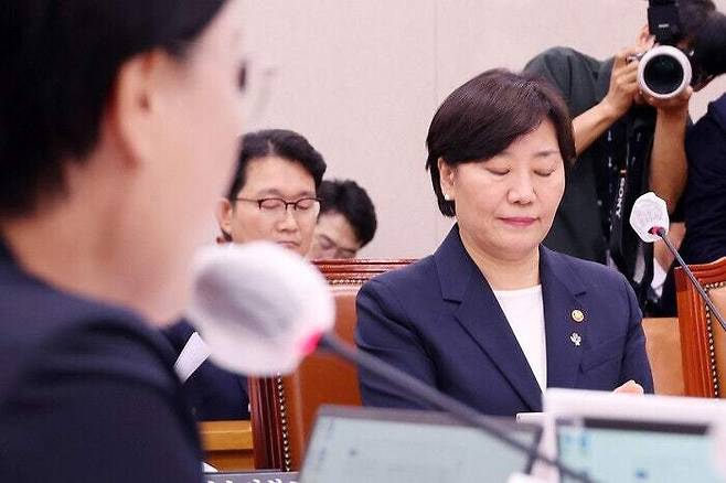 이재명 정부에서 유임된 송미령 농림축산식품부 장관이 2025년 6월25일 국회 농림축산식품해양수산위원회 전체회의에서 전종덕 진보당 의원으로부터 자진 사퇴 요구를 받고 있다. 연합뉴스